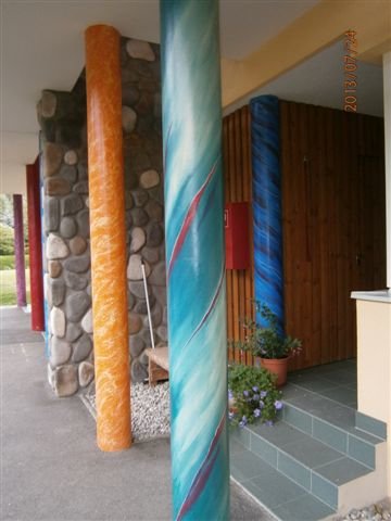 Bemalte Säulen von Isabella Edlinger